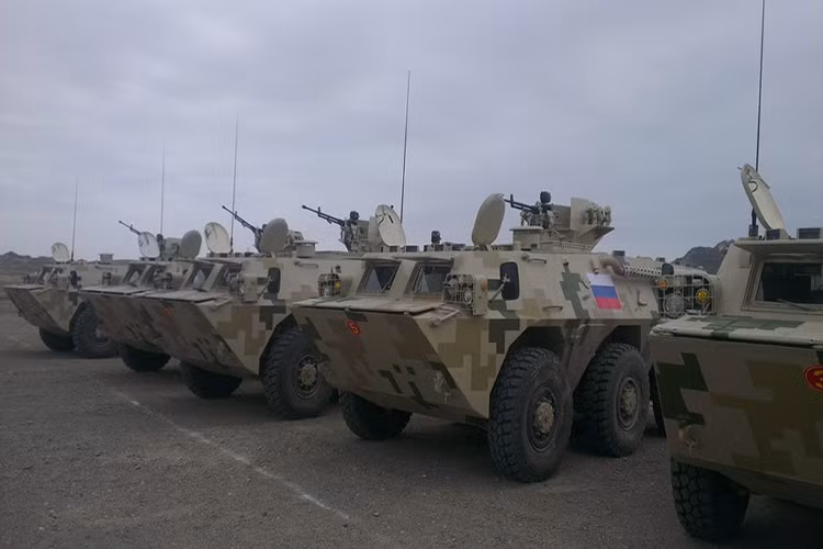 Hệ thống vũ khí chính của nó cũng chỉ được trang bị súng máy phòng không 12.7mm W85, ở một số biến thể nó còn được trang bị một tháp pháo với pháo tự động 25mm. Nguồn ảnh: Bộ Quốc phòng Nga.