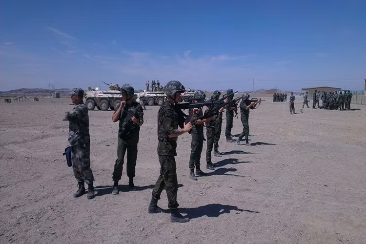 Trong ảnh là binh sĩ Nga đang làm quen với súng trường tấn công QBZ-95-1 với thiết kế dạng bullpup với băng đạn sau đặc trưng khác hẳn với các dòng súng trường tấn công mà lính Nga hay sử dụng. Nguồn ảnh: Bộ Quốc phòng Nga.