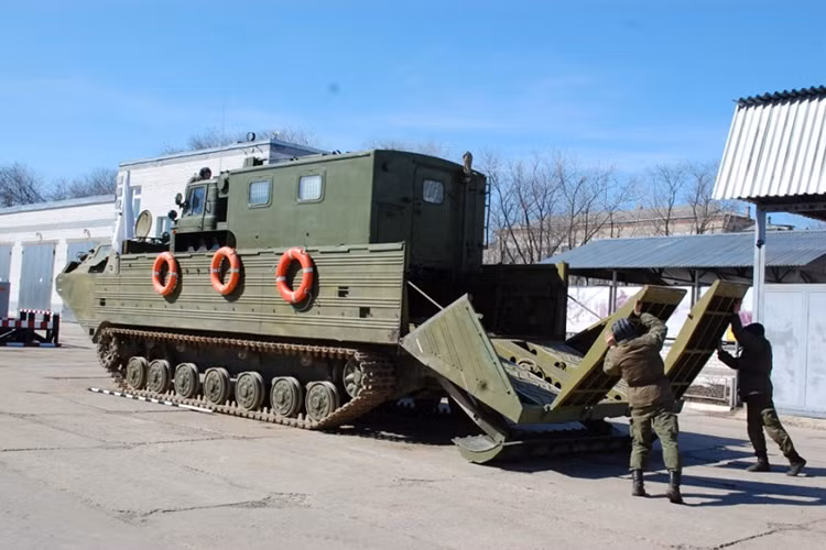 Với nhiệm đặc biệt của mình PTS có kích thước khá lớn với chiều dài cơ sở lên đến hơn 11m và có sàn xe rộng đến 3.3m. Do đó PTS hoàn toàn có thể chở nguyên được một xe tải quân sự đặc chủng có trọng lượng lên 15 tấn. Nguồn ảnh: livejournal.