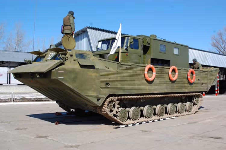 Được giới thiệu lần đầu tiên vào năm 1965, thiết giáp lội nước PTS được Quân đội Liên Xô sử dụng như một phương tiện cơ giới đổ bộ hạng nặng với khả năng vận chuyển nhiều trang thiết bị quân sự khác nhau vượt chướng ngại nước. Nguồn ảnh: livejournal.