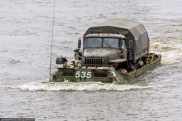 Trọng lượng cơ bản không tải PTS là hơn 30 tấn nhưng nó vẫn có khả năng di chuyển khá cơ động tầm 40km/h trên địa hình bằng phẳng hoặc 11km/h khi lội nước. Tuy nhiên PTS cũng có những giới hạn của riêng mình, đặc biệt là khả năng hoạt động trên biển khi nó không thể di chuyển trong điều kiện mặt nước có sóng lớn. Nguồn ảnh: pomnivoinu.ru.