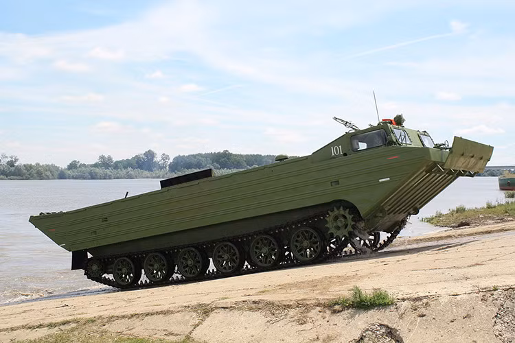 Khi chỉ riêng Việt Nam, từ lâu PTS đã khá nổi tiếng trong quân đội nhiều nước trên thế giới nhất là tại những nước Xã hội Chủ nghĩa về khả năng lội nước và vận tải của mình. Và nó gần như là phương tiện chuyên dụng cho các đơn vị công binh trên khắp thế giới. Nguồn ảnh: Wikipedia.