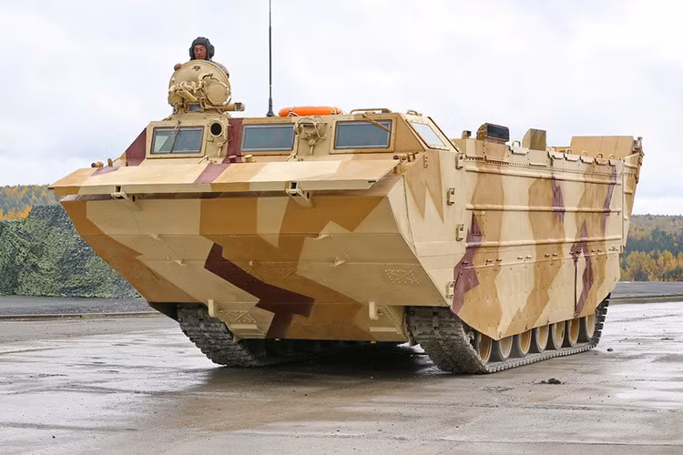 Khả năng vận tải của PTS-4 cũng được cải thiện đáng kể với tải trọng tối đa lên đến 18 tấn khi di chuyển dưới nước, tầm hoạt động cũng được mở rộng lên hơn 500km hoặc hơn 10 giờ dưới nước. Nguồn ảnh: oruzhie.info.