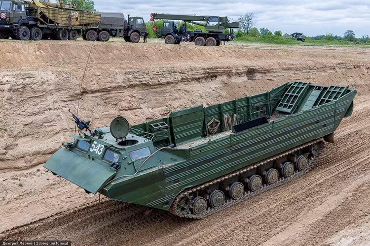 Bên cạnh đó do là một phương tiện công binh PTS cũng không được trang bị hệ thống giáp phòng vệ đủ tốt trước các loại hỏa lực mạnh của đối phương, ngoài ra vũ khí tự vệ của nó khá nghèo nàn thông thường chỉ là một súng máy hạng nhẹ 7.62mm hoặc 12.7mm. Nguồn ảnh: pomnivoinu.ru.