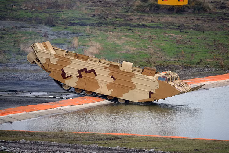 Trong đó PTS-4 được đánh giá là biến thể tốt nhất của dòng xe bọc thép lội nước này khi được hiện đại hóa khá toàn diện. Với hệ thống động cơ 840 mã lực mới nó có thể di chuyển với vận tốc 60km/h trên bộ và 15km/h trên mặt nước. Nguồn ảnh: oruzhie.info.