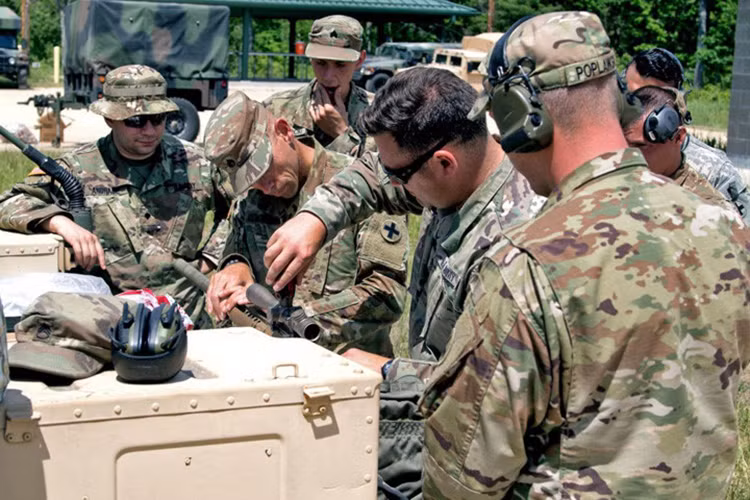 Trung sĩ Brady hướng dẫn các xạ thủ bắn tỉa về việc bảo dưỡng nhanh kính ngắm. Ảnh: Lục quân Mỹ.