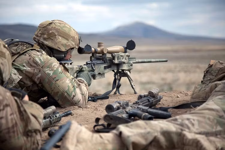 Một xạ thủ bắn tỉa của đặc nhiệm Mỹ với khẩu súng MK13. Ảnh: Americanspecialops.