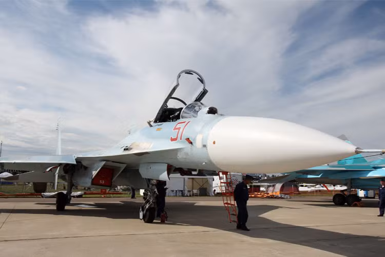 Radar N001VE-Pero có thể điều khiển tên lửa tấn công đồng thời 6 mục tiêu trên không hoặc 4 mục tiêu mặt đất, tầm phát hiện máy bay cỡ lớn được tăng lên 190 km so với 150 km của N001VEP.