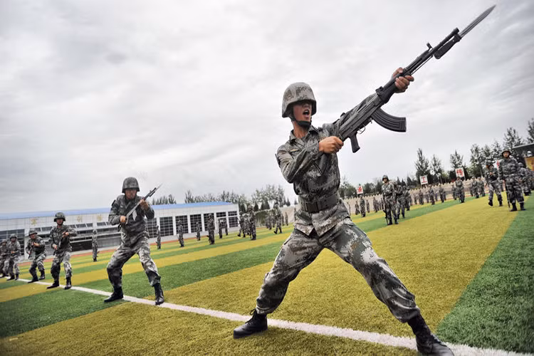 Từ trước cho tới nay, lục quân luôn là thế mạnh của Quân đội Trung Quốc và sau này vẫn vậy khi họ đang duy trì hơn 1 triệu quân ở binh chủng này và con số này gần như là cố định. Bên cạnh đó lực lượng này cũng đang ngày càng từng bước hiện đại hóa sâu rộng ở mọi phương diện, với mục tiêu xây dựng một lực lượng có khả năng tác chiến cơ động và là xương sống của Quân đội Trung Quốc. Nguồn ảnh: Los Angeles Times.