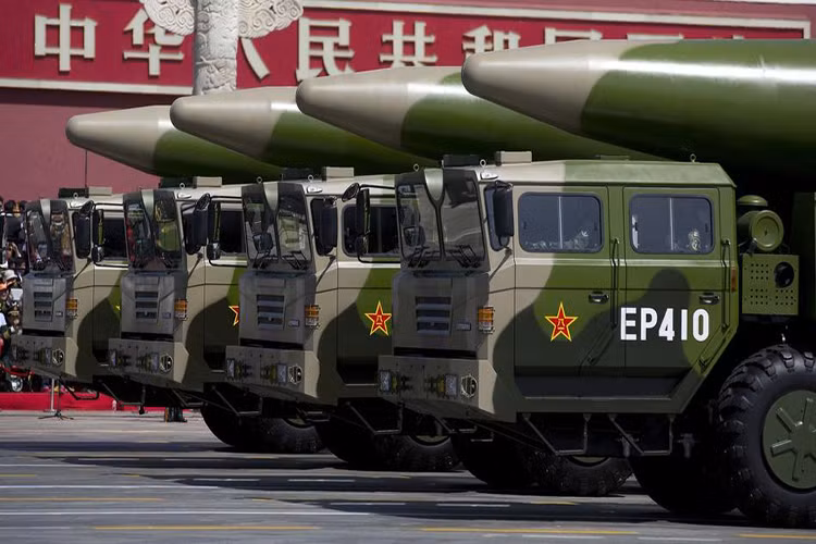 Bên cạnh các đơn vị vũ trang thông thường, thì Quân đội Trung Quốc còn sở hữu lực lượng tên lửa chiến lược đáng sợ nhất thế giới và là một trong bộ ba răn đe hạt nhân chiến lược của Bắc Kinh. Thậm chí sức mạnh công nghệ tên lửa của họ chỉ đứng sau Mỹ hay Nga và bỏ xa các nước Châu Âu. Nguồn ảnh: