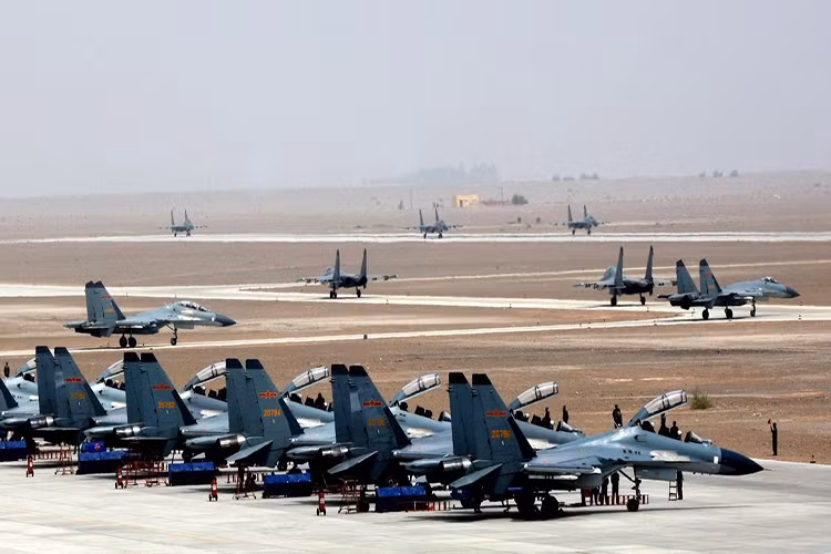 Đứng ngay sau hỗ trợ cho lực lượng tên lửa chiến lược Trung Quốc chính là lực lượng không quân và lực lượng này cũng thuộc hàng top trên thế giới. Không quân Trung Quốc sở hữu số lượng máy bay quân sự lên đến hơn 3.000 chiếc và chiếm hơn 2/3 trong số đó là máy bay chiến đấu và máy bay ném bom. Nguồn ảnh: Pakistan Defence.