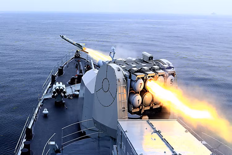 Trong tổng số tàu chiến của Trung Quốc đang hoạt động thì nước này sở hữu đến 29 tàu tuần dương, 49 tàu khu trục, 34 tàu hộ vệ, 68 tàu ngầm tấn công và hơn 100 tàu tên lửa. Tất cả chúng đều có khả năng triển khai tên lửa tấn công ở nhiều mức độ khác nhau và một số chiếc có còn khả năng chiến khai cả vũ khí hạt nhân chiến thuật. Nguồn ảnh: Los Angeles Times.