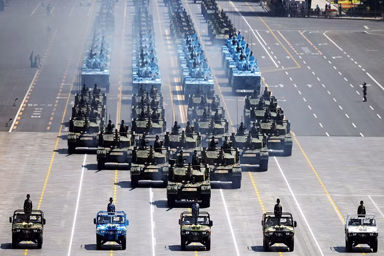 Trên thực tế dù Bắc Kinh đang có kế hoạch cắt giảm quân số và tinh gọn quân đội thì điều này cũng không làm ảnh hưởng mấy đến sức mạnh quân sự của nước này, mặt khác nó còn khiến họ trở nên mạnh hơn. Theo đó nếu cắt giảm từ 500 nghìn hay cho đến gần 1 triệu quân họ vẫn là quốc gia có lực lượng quân sự thường trực lớn nhất thế giới với quân số hiện nay là khoảng 2.3 triệu người. Nguồn ảnh: Los Angeles Times.