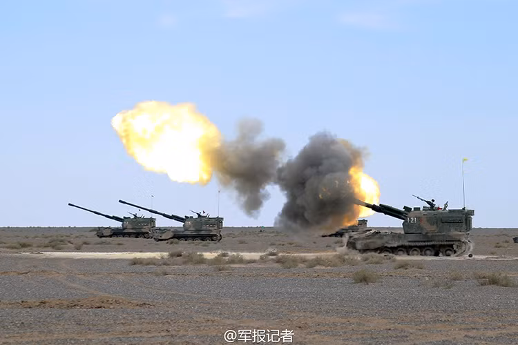 Bên cạnh thế mạnh quân số đông đảo, Lục quân Trung Quốc còn sở hữu kho vũ khí trang bị lớn nhất thế giới, trong đó có khoảng hơn 9.000 xe tăng các loại, 4.500 xe bọc thép chiến đấu và hơn 10.000 đơn vị pháo, pháo phản lực hay tên lửa tấn công các loại. Nguồn ảnh: staticflickr.