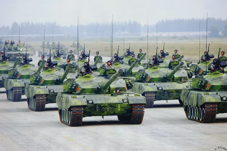 Những cái tên như Type 99, Type 96 hay thậm chí là cả Type 79 luôn là những mãnh hổ của Lục quân Trung Quốc trên chiến trường, bản thân chúng cũng đang từng bước được nâng cấp và hoàn thiện để phù hợp hơn với môi trường chiến tranh hiện đại. Trong ảnh là dàn xe tăng chiến đấu chủ lực Type 99 của Lục quân Trung Quốc. Nguồn ảnh: pixnet.net.