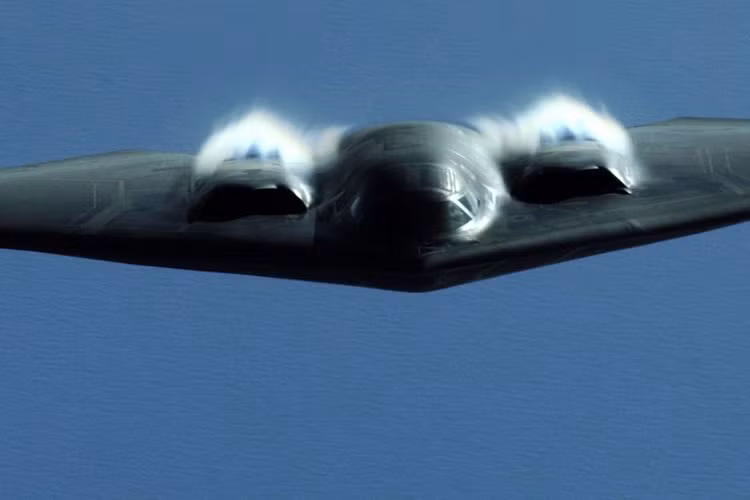 B-2 được thiết kế với kiểu dáng khí động học, nhìn bên ngoài giống như con dơi khổng lồ, gần như không phân rõ ra “thân, cánh, đuôi” mà hợp thành một khối thống nhất.