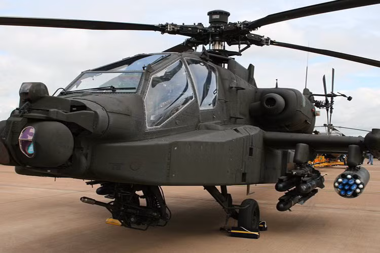 Được Mỹ phát triển nhằm thay thế cho trực thăng Bell AH-1 Cobra. Cái tên Apache được đặt theo tên một bộ tộc thổ dân da đỏ ở Bắc Mỹ.