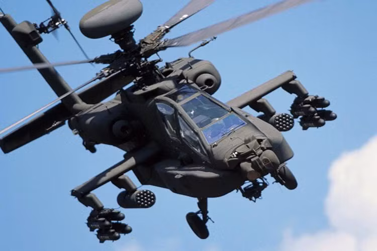 AH-64 Apache có phi hành đoàn 2 người, chiều dài 17,7m đường kính roto 16,4m, chiều cao 4,6m.
