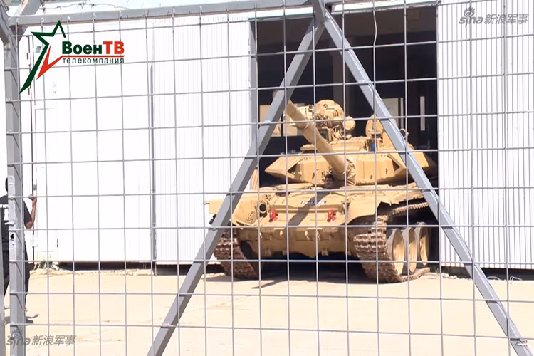 Dù còn một tuần nữa mới diễn ra các phần thi đầu tiên của Tank Biathlon 2017 (một phần của Hội thao quân sự quốc tế ARMY-2017) nhưng hầu hết các đội tuyển tham gia hội thao quân sự này đều đã tề tựu tới Nga và trong đó có cả Ấn Độ. Tuy nhiên Tank Biathlon năm nay trở nên khá đặc biệt đối với đội tuyển Ấn Độ khi họ lần đầu tiên mang đến cuộc thi này những chiếc xe tăng T-90 - phiên bản đặc biệt dành riêng cho Quân đội Ấn Độ. Nguồn ảnh: Sina.