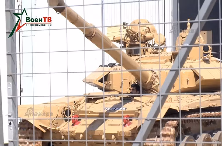 Trong ảnh là một chiếc Bhishma mà Ấn Độ mang đến Nga để tham dự Tank Biathlon 2017. Có thể thấy, một số viên giáp phản ứng nổ Kontakt-5 trên tháp pháo đã bị tháo bỏ, giáp hông cũng bị tháo - có vẻ như là để giảm trọng lượng xuống tương đương với T-72B3 tham gia cuộc đua. Nguồn ảnh: Sina.