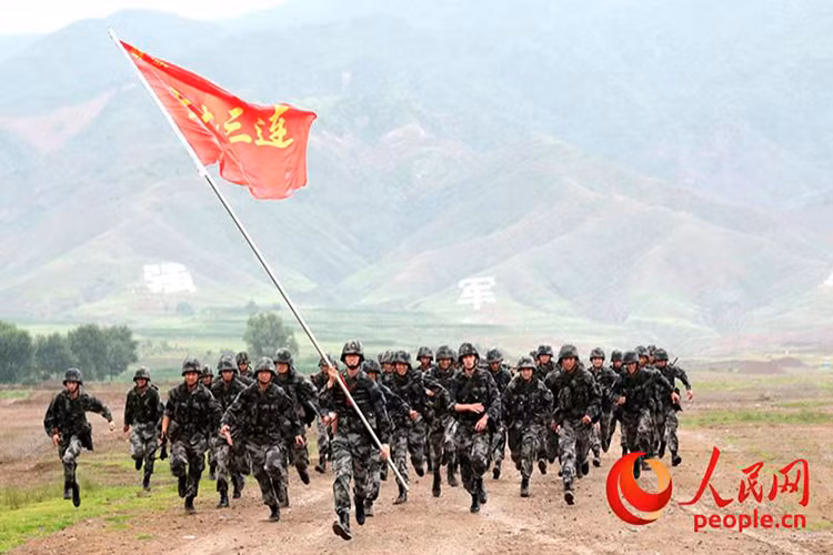 Về cơ cấu Lục quân Trung Quốc được chia thành 13 tập đoàn quân phân bố ở 5 đại quân khu và tùy vào mỗi đại quân khu việc biên chế trang bị lẫn số lượng binh sĩ cũng khác nhau. Trong đó đại quân khu phía Bắc nằm sát biên giới Nga, Triều Tiên và Mông Cổ được đánh giá là có quân số đông đảo và tinh nhuệ nhất. Nguồn ảnh: people.cn.