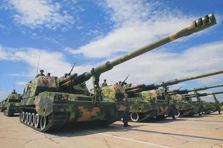 Theo đó thay vì duy trì lượng lớn các đơn vị pháo binh thông thường, Lục quân Trung Quốc chuyển sang cơ giới hóa chúng với các mẫu pháo tự hành hoặc cối hành ở nhiều cấp độ khác nhau. Và tất cả chúng đều do Trung Quốc tự nghiên cứu phát triển. Trong ảnh là mẫu pháo tự hành hiện đại nhất của Trung Quốc PLZ-05. Nguồn ảnh: sinaimg.cn.