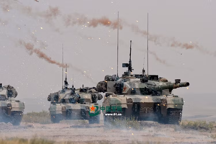 Ngoài quân số đông đảo, vũ khí Lục quân Trung Quốc còn cực khủng với 7.950 xe tăng chiến đấu chủ lực, 1.200 xe tăng chiến đấu hạng nhẹ, 1.490 xe chiến đấu bộ binh, 3.298 xe bọc thép chở quân, gần 8.000 đơn vị pháo kéo và pháo tự hành. Tên lửa của Lục quân Trung Quốc cũng không hề kẹm cạnh bất kỳ quốc gia nào với 1.770 đơn vị tổ hợp pháo phản lực và khoảng 1.500 đơn vị tổ hợp tên lửa phòng không. Nguồn ảnh: 81.cn.