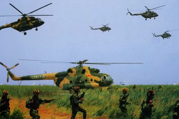 Bên cạnh sức mạnh hỏa lực trên bộ, Lục quân Trung Quốc còn xây dựng cho mình một lực lượng hỗ trợ trên không đa dạng với trung tâm là các phi đội trực thăng vận tải quân sự đa năng, cùng với đó là các phi đội trực thăng trinh sát và tấn công. Nguồn ảnh: blogspot.com.