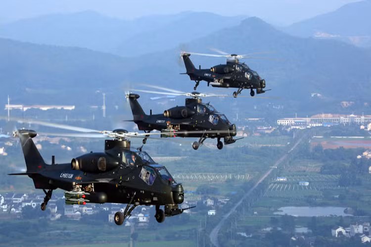 Nổi bật trong số này có lẽ mẫu trực thăng tấn công nội địa CAIC WZ-10 do Trung Quốc tự phát triển và lực lượng nòng cốt của các đơn vị trực thăng vũ trang của lục quân nước này. Nguồn ảnh: xinhuanet.com.