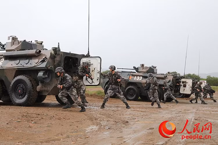 Kết quả của điều này là việc Lục quân Trung Quốc luôn dành được thế chủ động trong một số cuộc xung đột gần đây, khi họ có lợi thế lớn về sức mạnh hỏa lực lẫn khả năng cơ động trong hầu hết các đơn vị bộ binh cơ giới của mình. Nguồn ảnh: people.cn.