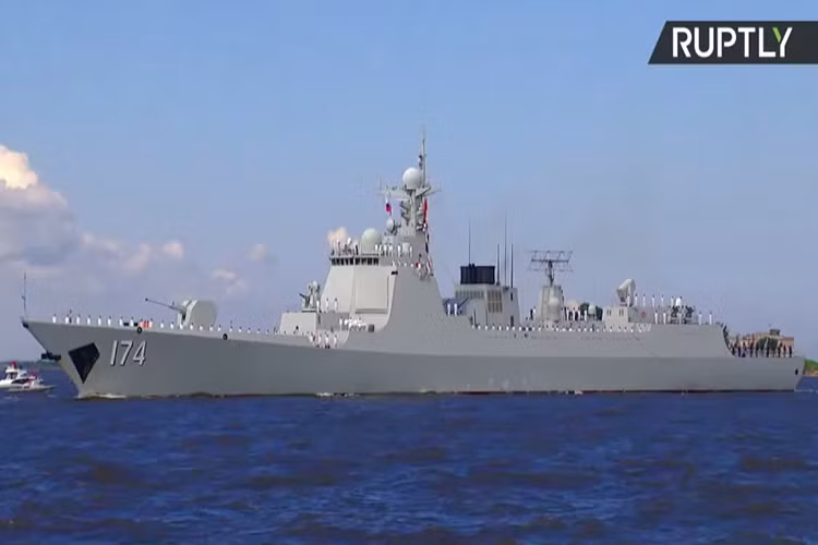 Khu trục hạm mang tên lửa Hợp Phì một trong những tàu thuộc lớp Type 052D, lớp tàu chiến mạnh nhất của Hải quân Trung Quốc hiện tại. Nguồn ảnh: RT.