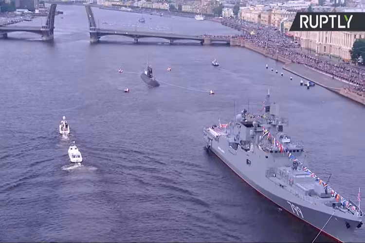 Hình ảnh tàu khu trục Đô đốc Makarov và tàu ngầm Kilo B-806 “Dmitrov” trên sông Neva trong lễ duyệt binh vào sáng hôm nay. Nguồn ảnh: RT.