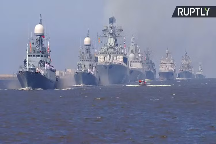 Tiếp theo sau chúng là một dàn tàu chiến khác đang đợi được cập cảng Nguồn ảnh: RT.