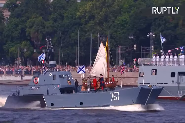 Ngay sau đó là lớp tàu đổ bộ cỡ nhỏ Serna thuộc Project 11770. Nguồn ảnh: RT.