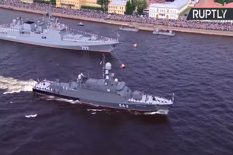 Cận cảnh tàu hộ vệ mang tên lửa “Serpukhov” thuộc lớp Buyan-M tham gia Ngày Hải quân năm nay. Nguồn ảnh: RT.