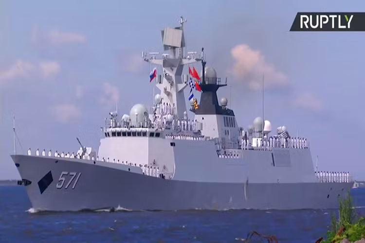 Ngoài các tàu chiến Nga lễ duyệt binh năm nay còn có sự tham gia của các tàu chiến Trung Quốc, khi các tàu chiến này vừa kết thúc đợt trận hải quân chung mang tên “Hợp tác hải quân 2017” với Hải quân Nga vào hôm 28/7. Nguồn ảnh: RT.