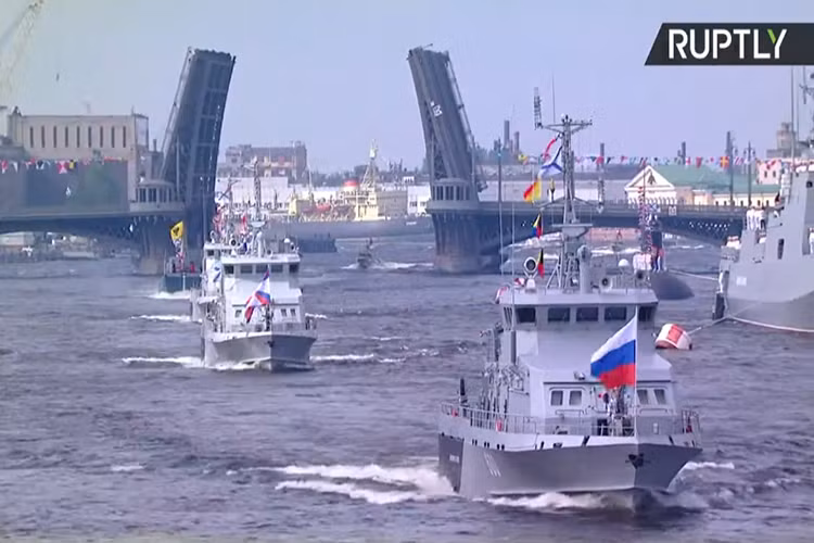 Đội hình tàu tuần tra lớp Grachonok tiến vào sông Neva dẫn đầu biên đội tàu chiến Nga. Nguồn ảnh: RT.