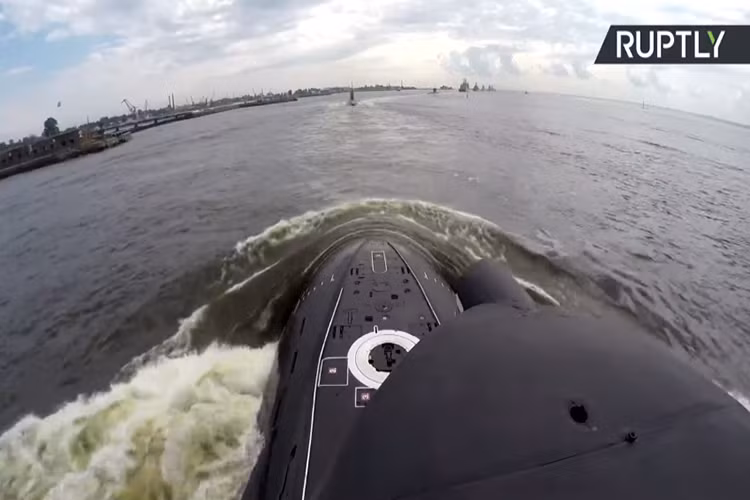 Bên cạnh các tàu chiến và tàu ngầm tấn công, Hải quân Nga còn điều động các chiến đấu cơ và trực thăng hải quân thuộc biên chế các đơn vị không quân hải quân như MiG-29K, Su-24M, Su-30SM, MiG-31BM, Il-38 và cả Tu-124M. Nguồn ảnh: RT.