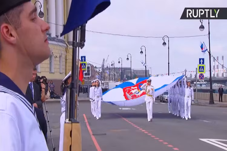 Trong khi đó trên đất liền là màn rước cờ thánh St Andrew - hiệu kỳ của Hải quân Nga từ năm 1991 cho tới nay. Nguồn ảnh: RT.