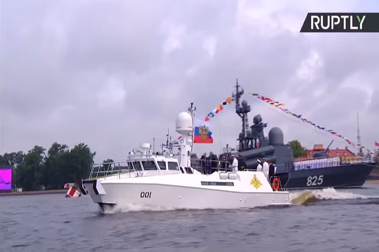 Trong ảnh là mẫu tàu tuần tra cao tốc "Raptor" thuộc Project 03160 được cải tiến để chuyên chở Tổng thống Nga và các quan chức cấp cao duyệt binh biên đội tàu chiến tham gia Ngày Hải quân Nga năm nay. Nguồn ảnh: RT.