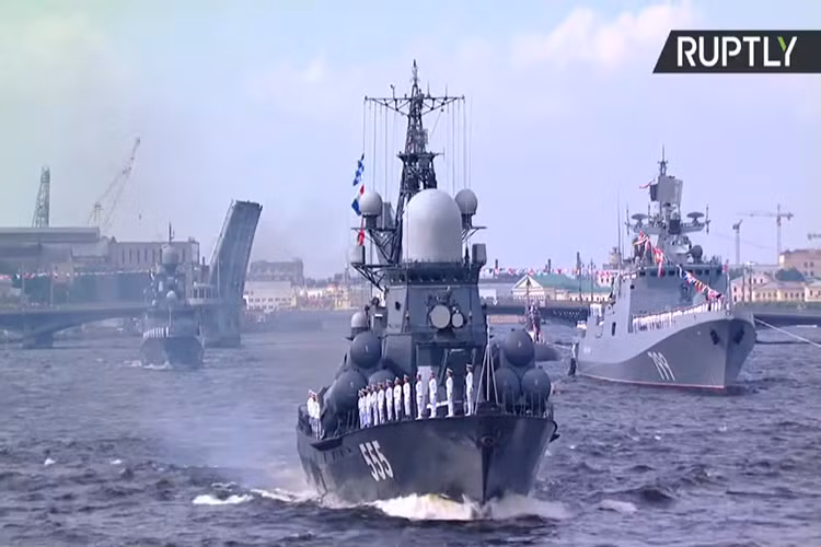 Hình ảnh bộ ba tàu chiến gồm tàu tấn công mang tên lửa lớp Nanuchka, tàu khu trục lớp Đô đốc Makarov và tàu hộ vệ mang tên lửa lớp Buyan-M. Nguồn ảnh: RT.