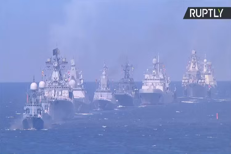 Cận cảnh dàn tàu chiến Nga tiến vào cảng Kronstadt với các tàu đến từ các Hạm đội Baltic, Biển Bắc, Biển Đen và Caspian. Tổng cộng 50 tàu chiến các loại. Nguồn ảnh: RT.