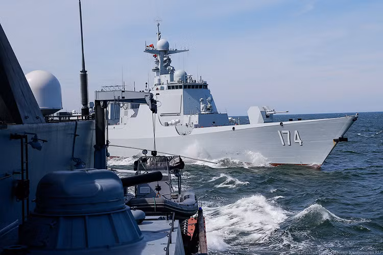 Còn đối với Nga, sự xuất hiện của tàu chiến Trung Quốc chỉ đơn thuần là sự phô trương sức mạnh của liên minh chiến lược Nga – Trung. Chứ nó không nhằm răn đe đến NATO bởi nước xa chẳng thể cứu được lửa gần và các Hạm đội Baltic và Hạm đội Biển Bắc hoàn toàn có đủ khả năng bảo vệ lợi ích của Nga trong khu vực. Nguồn ảnh: newkaliningrad.ru.