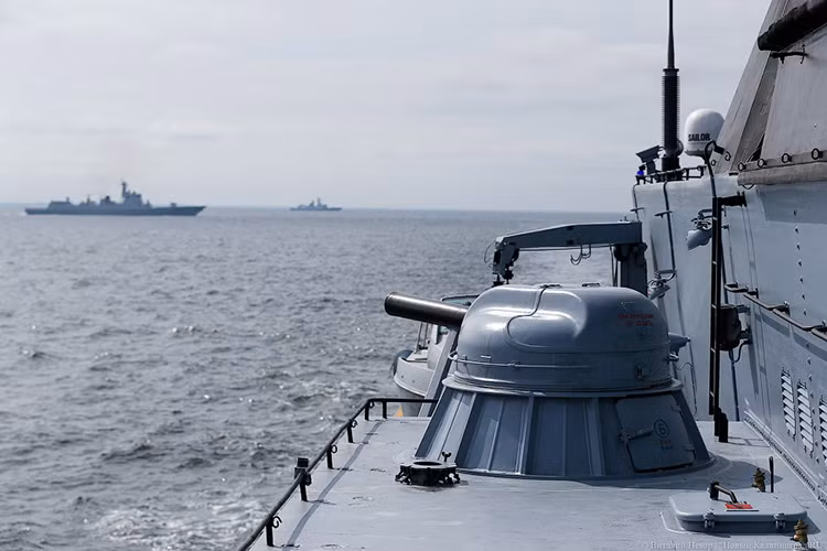 “Hợp tác hải quân – 2017” sẽ không có gì đặc biệt nếu như nó không được tổ chức tại vùng Biển Baltic vốn được xem là “cái rốn” của hải quân các nước NATO. Và dĩ nhiên nó tạo nên sự khó chịu cho cả Mỹ và các nước Đồng Minh. Còn đại diện phía Nga và Trung Quốc lại khẳng định rằng đợt tập trận trên chỉ là hoạt động trao đổi kinh nghiệm hải quân thông thường giữa hai nước. Nguồn ảnh: newkaliningrad.ru.