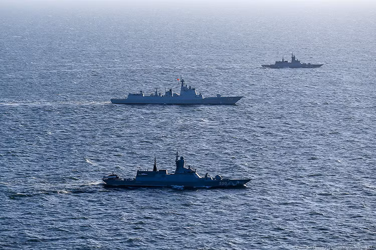 Trong ảnh là tàu Hợp Phì (174) di chuyển cùng đội hình tàu hộ vệ tên lửa của Hải quân Nga. Nguồn ảnh: newkaliningrad.ru.