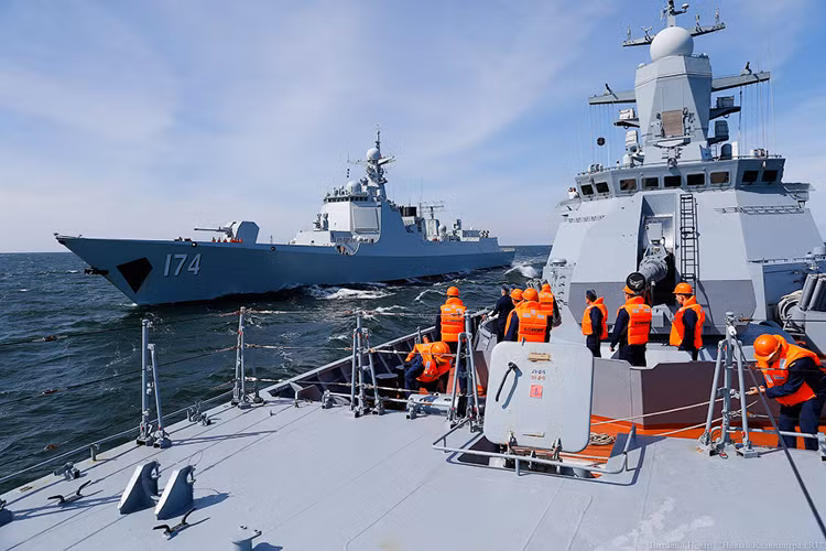 Theo nhận định của nhiều chuyên gia phân tích quân sự, việc Bắc Kinh đồng ý triển khai biên đội tàu chiến đến Baltic là một thông điệp rõ ràng cho khả năng tác chiến xa bờ của hải quân nước này. Khi họ có thể triển khai hạm đội tàu chiến đến hầu hết mọi vùng biển trên thế giới kể cả một nơi xa xôi như Baltic. Nguồn ảnh: newkaliningrad.ru.