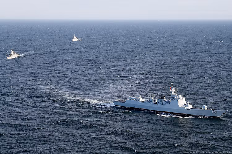 Ngay khi xuất hiện Type-052D đã được mệnh danh là “Arleigh Burke” của Trung Quốc, khi nó được thiết kế để trở thành người dẫn đầu biên đội hải quân nước xanh của Bắc Kinh. Và dĩ nhiên Type-052D được trang bị tất cả tinh hoa của ngành công nghiệp hàng hải Trung Quốc. Nguồn ảnh: newkaliningrad.ru.