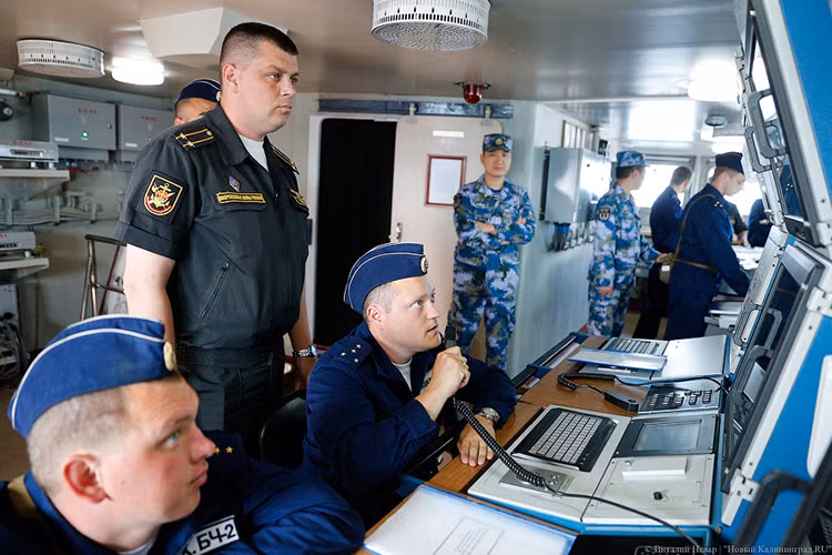 Lịch sử của “Hợp tác hải quân” giữa Nga-Trung được bắt đầu từ năm 2012, khi hải quân hai quốc gia này tái khởi động các chương trình hợp tác quân sự chung trước sự thay đổi của tình hình an ninh thế giới. Tuy nhiên từ trước cho tới nay các hoạt động của “Hợp tác hải quân” chỉ thường diễn ra ở vùng Biển Thái Bình Dương. Nguồn ảnh: newkaliningrad.ru.