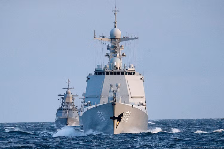 Hình ảnh tàu Hợp Phì (174) dẫn đầu biên đội tàu liên hợp Nga-Trung trong hoạt động diễn tập trên Biển Baltic. Nguồn ảnh: newkaliningrad.ru.