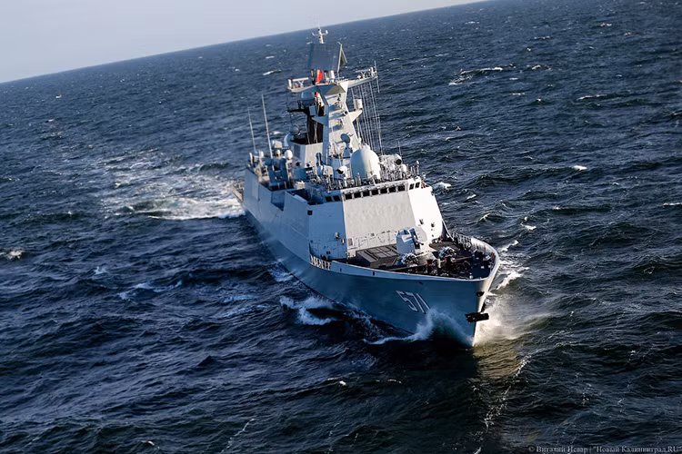 Hình ảnh tàu hộ vệ mang tên lửa Vận Thành thuộc lớp Type 054A, Hải quân Trung Quốc tham gia “Hợp tác hải quân - 2017”. Nguồn ảnh: newkaliningrad.ru.